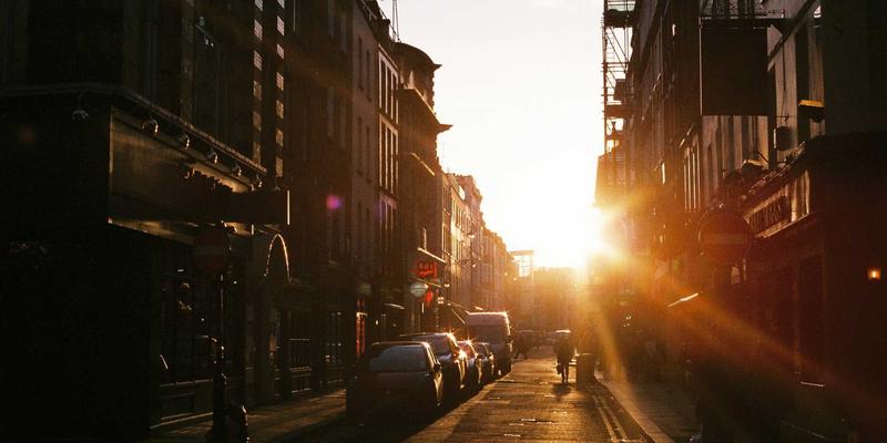 智能家居解决方案如何守护银发族？深度解析适老化改造中的语音控制、跌倒监测与智能安防系统
